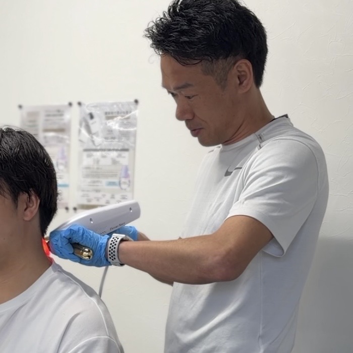 河江将司がフィジオショットで肩周辺の施術を行う様子